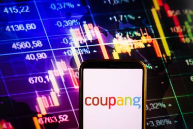 KONSKIE, POLAND - 10 Eylül 2022: Coupang şirketinin logosunu borsa diyagramında gösteren akıllı telefon