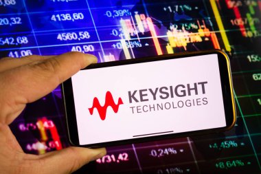 KONSKIE, POLAND - 10 Eylül 2022: Keysight şirketinin logosunu borsa şeması üzerinde gösteren akıllı telefon