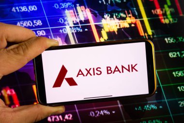 KONSKIE, POLAND - 10 Eylül 2022: Axis Bank şirketinin logosunu borsa şeması üzerinde gösteren akıllı telefon