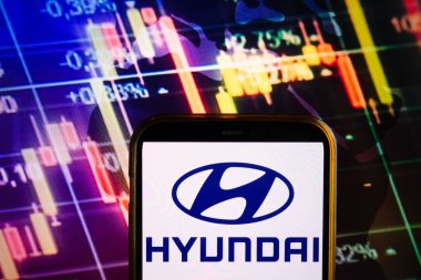 KONSKIE, POLAND - 10 Eylül 2022: Hyundai şirketinin logosunu borsa şeması üzerinde gösteren akıllı telefon