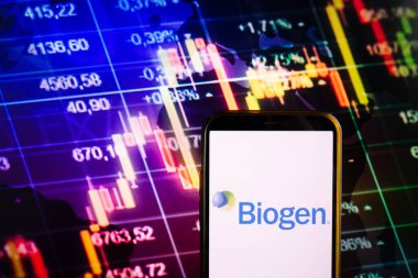 KONSKIE, POLAND - 10 Eylül 2022: Borsa şeması üzerinde Biogen şirketinin logosunu gösteren akıllı telefon