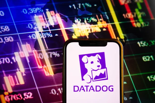 Konskie Poland 2022年9月10日 株式交換図にDatadog社のロゴが表示されるスマートフォン背景 — ストック写真