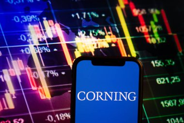 KONSKIE, POLAND - 10 Eylül 2022: Corning şirketinin logosunu borsa şeması üzerinde gösteren akıllı telefon