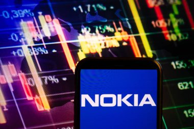 KONSKIE, POLAND - 10 Eylül 2022: Borsa şeması üzerinde Nokia şirketinin logosunu gösteren akıllı telefon