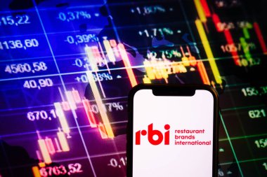 KONSKIE, POLAND - 10 Eylül 2022: Uluslararası Restoran Markalarının (RBI) logosunun sergilendiği akıllı telefon şeması