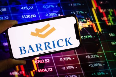 KONSKIE, POLAND - 10 Eylül 2022: Borsa şeması üzerinde Barrick Gold şirketinin logosunu gösteren akıllı telefon