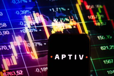 KONSKIE, POLAND - 10 Eylül 2022: Aptiv şirketinin logosunu borsa şeması üzerinde gösteren akıllı telefon