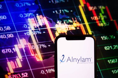 KONSKIE, POLAND - 10 Eylül 2022: Alnylam İlaç Şirketi 'nin logosunu borsa şeması üzerinde gösteren akıllı telefon
