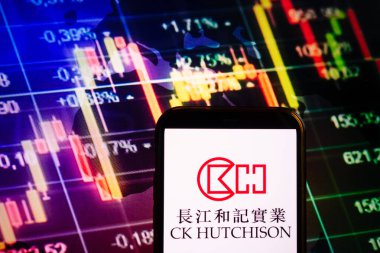 KONSKIE, POLAND - 10 Eylül 2022: CK Hutchison Holding şirketinin logosunu borsa şeması üzerinde gösteren akıllı telefon
