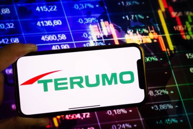 KONSKIE, POLAND - 10 Eylül 2022: Terumo şirketinin logosunu borsa şeması üzerinde gösteren akıllı telefon