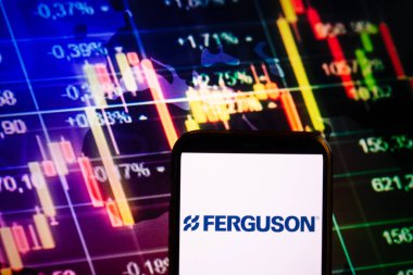 KONSKIE, POLAND - 10 Eylül 2022: Borsa şeması üzerinde Ferguson şirketinin logosunu gösteren akıllı telefon