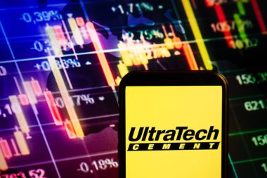 KONSKIE, POLAND - 10 Eylül 2022: UltraTech Çimento şirketinin logosunu borsa şeması üzerinde gösteren akıllı telefon