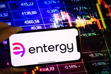KONSKIE, POLAND - 10 Eylül 2022: Entergy şirketinin logosunu borsa şeması üzerinde gösteren akıllı telefon