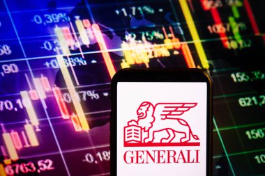 KONSKIE, POLAND - 10 Eylül 2022: Borsa şeması üzerinde Generali şirketinin logosunu gösteren akıllı telefon