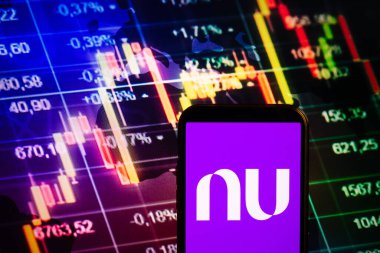 KONSKIE, POLAND - 10 Eylül 2022: Nu Holding şirketinin logosunu borsa şeması üzerinde gösteren akıllı telefon