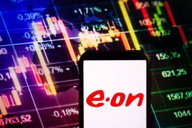 KONSKIE, POLAND - 10 Eylül 2022: EON şirketinin logosunu borsa şeması üzerinde gösteren akıllı telefon