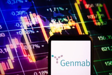 KONSKIE, POLAND - 10 Eylül 2022: Genmab şirketinin logosunu borsa şeması üzerinde gösteren akıllı telefon