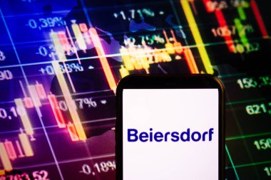 KONSKIE, POLAND - 10 Eylül 2022: Beiersdorf şirketinin logosunu borsa şeması üzerinde gösteren akıllı telefon