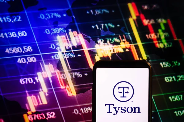ポーランド コンスキー2022年9月10日 タイソン フーズ社のロゴが株式交換図に表示されるスマートフォン背景 — ストック写真