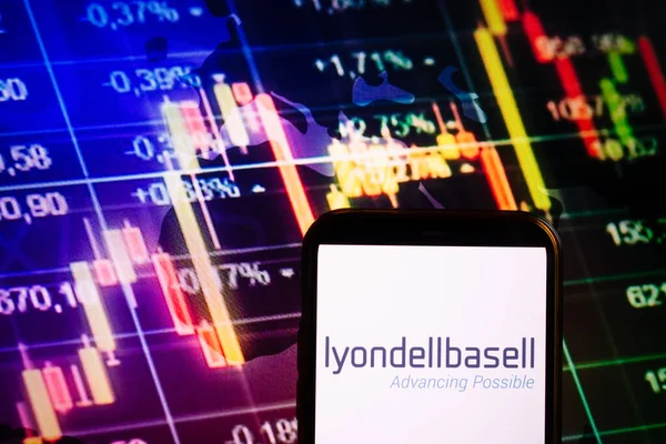 コンスキー ポーランド 2022年9月10日 株式交換図にLyondellbasell社のロゴを表示するスマートフォン背景 — ストック写真