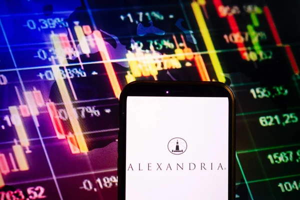 コンスキー ポーランド 2022年9月10日 株式交換の背景にアレクサンドリア不動産株式会社のロゴを表示するスマートフォン — ストック写真