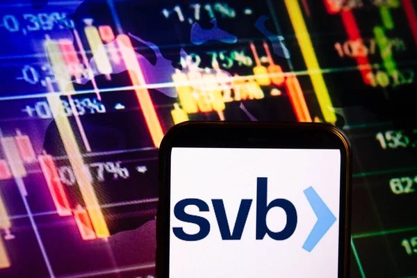 KONSKIE, POLAND - 10 Eylül 2022: SVB Financial Group şirketinin logosunu borsa şeması üzerinde gösteren akıllı telefon