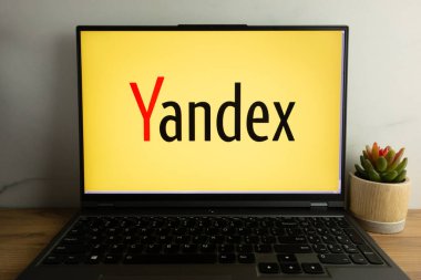 KONSKIE, POLAND - 12 Eylül 2022: Yandex şirket logosu dizüstü bilgisayar ekranında sergilendi