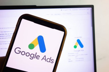 KONSKIE, POLAND - 17 Eylül 2022: Google Ads logosu ofisteki akıllı telefon ekranında sergilendi. Google Reklamları bağlamsal arama reklamcılığının bir hizmetidir