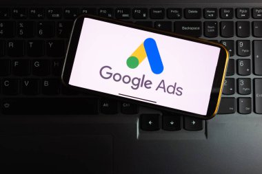 KONSKIE, POLAND - 17 Eylül 2022: Google Ads logosu ofisteki akıllı telefon ekranında sergilendi. Google Reklamları bağlamsal arama reklamcılığının bir hizmetidir