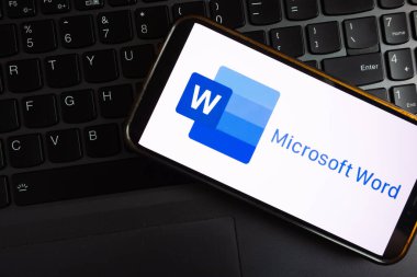 KONSKIE, POLAND - 17 Eylül 2022: Microsoft Word logosu ofisteki akıllı telefon ekranında sergilendi. Microsoft Word bir kelime işleme yazılımıdır