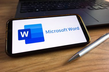 KONSKIE, POLAND - 17 Eylül 2022: Microsoft Word logosu ofisteki akıllı telefon ekranında sergilendi. Microsoft Word bir kelime işleme yazılımıdır