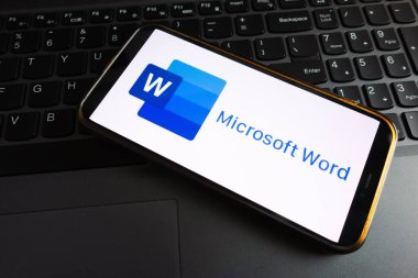 KONSKIE, POLAND - 17 Eylül 2022: Microsoft Word logosu ofisteki akıllı telefon ekranında sergilendi. Microsoft Word bir kelime işleme yazılımıdır