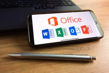 KONSKIE, POLAND - 17 Eylül 2022: Microsoft Office 365 logosu ofisteki akıllı telefon ekranında sergilendi. Microsoft Office, Microsoft tarafından sunulan bir abonelik hizmetidir.