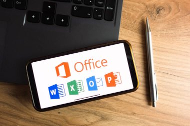KONSKIE, POLAND - 17 Eylül 2022: Microsoft Office 365 logosu ofisteki akıllı telefon ekranında sergilendi. Microsoft Office, Microsoft tarafından sunulan bir abonelik hizmetidir.