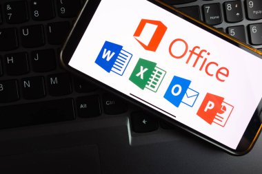 KONSKIE, POLAND - 17 Eylül 2022: Microsoft Office 365 logosu ofisteki akıllı telefon ekranında sergilendi. Microsoft Office, Microsoft tarafından sunulan bir abonelik hizmetidir.