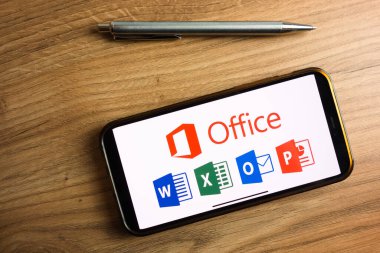 KONSKIE, POLAND - 17 Eylül 2022: Microsoft Office 365 logosu ofisteki akıllı telefon ekranında sergilendi. Microsoft Office, Microsoft tarafından sunulan bir abonelik hizmetidir.