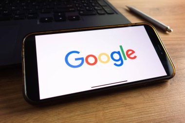 KONSKIE, POLAND - 17 Eylül 2022: Google Arama logosu ofisteki akıllı telefon ekranında görüntülendi. Google Arama en popüler web arama motorudur