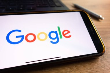 KONSKIE, POLAND - 17 Eylül 2022: Google Arama logosu ofisteki akıllı telefon ekranında görüntülendi. Google Arama en popüler web arama motorudur