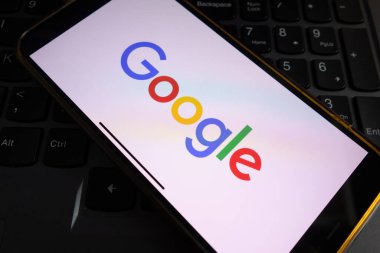 KONSKIE, POLAND - 17 Eylül 2022: Google Arama logosu ofisteki akıllı telefon ekranında görüntülendi. Google Arama en popüler web arama motorudur