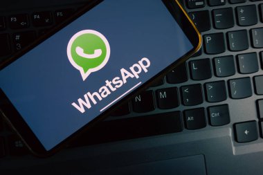 KONSKIE, POLAND - 17 Eylül 2022: WhatsApp logosu ofisteki akıllı telefon ekranında sergilendi. WhatsApp Messenger, Meta 'nın sahip olduğu ücretsiz ve platformlar arası mesajlaşma ve IP üzerinden konuşma hizmeti.