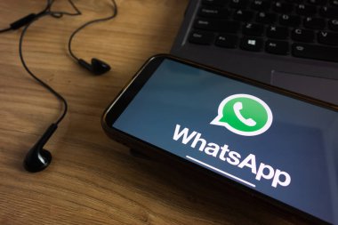 KONSKIE, POLAND - 17 Eylül 2022: WhatsApp logosu ofisteki akıllı telefon ekranında sergilendi. WhatsApp Messenger, Meta 'nın sahip olduğu ücretsiz ve platformlar arası mesajlaşma ve IP üzerinden konuşma hizmeti.