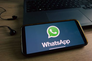 KONSKIE, POLAND - 17 Eylül 2022: WhatsApp logosu ofisteki akıllı telefon ekranında sergilendi. WhatsApp Messenger, Meta 'nın sahip olduğu ücretsiz ve platformlar arası mesajlaşma ve IP üzerinden konuşma hizmeti.