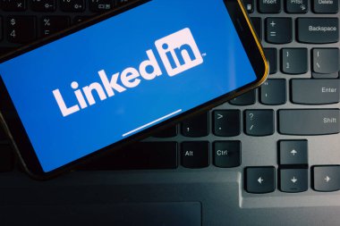 KONSKIE, POLAND - 17 Eylül 2022: Ofisteki akıllı telefon ekranında LinkedIn logosu görüntülendi. LinkedIn iş ve istihdam odaklı bir çevrimiçi hizmet