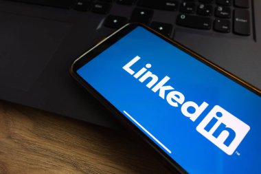 KONSKIE, POLAND - 17 Eylül 2022: Ofisteki akıllı telefon ekranında LinkedIn logosu görüntülendi. LinkedIn iş ve istihdam odaklı bir çevrimiçi hizmet