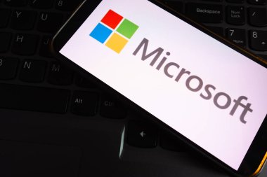 KONSKIE, POLAND - 17 Eylül 2022: Microsoft logosu ofisteki akıllı telefon ekranında sergilendi. Microsoft Corporation, Amerikan çokuluslu teknoloji şirketidir.