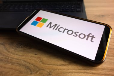 KONSKIE, POLAND - 17 Eylül 2022: Microsoft logosu ofisteki akıllı telefon ekranında sergilendi. Microsoft Corporation, Amerikan çokuluslu teknoloji şirketidir.