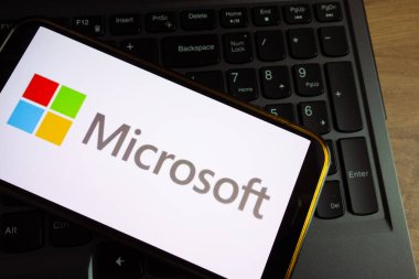 KONSKIE, POLAND - 17 Eylül 2022: Microsoft logosu ofisteki akıllı telefon ekranında sergilendi. Microsoft Corporation, Amerikan çokuluslu teknoloji şirketidir.