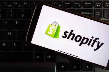 KONSKIE, POLAND - 17 Eylül 2022: Ofisteki akıllı telefon ekranında Shopify logosu sergilendi. Shopify Inc. Kanadalı çok uluslu bir e-ticaret şirketidir.