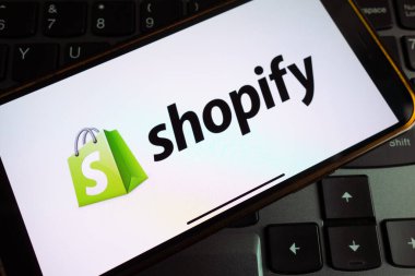 KONSKIE, POLAND - 17 Eylül 2022: Ofisteki akıllı telefon ekranında Shopify logosu sergilendi. Shopify Inc. Kanadalı çok uluslu bir e-ticaret şirketidir.