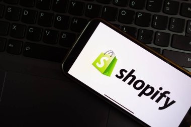 KONSKIE, POLAND - 17 Eylül 2022: Ofisteki akıllı telefon ekranında Shopify logosu sergilendi. Shopify Inc. Kanadalı çok uluslu bir e-ticaret şirketidir.